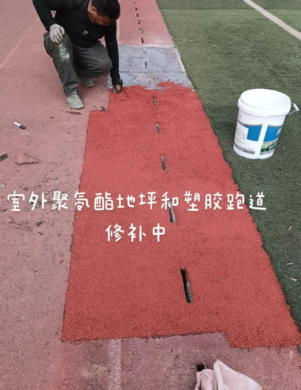 青松乡球场地面翻新维修，核心是先诊断破损